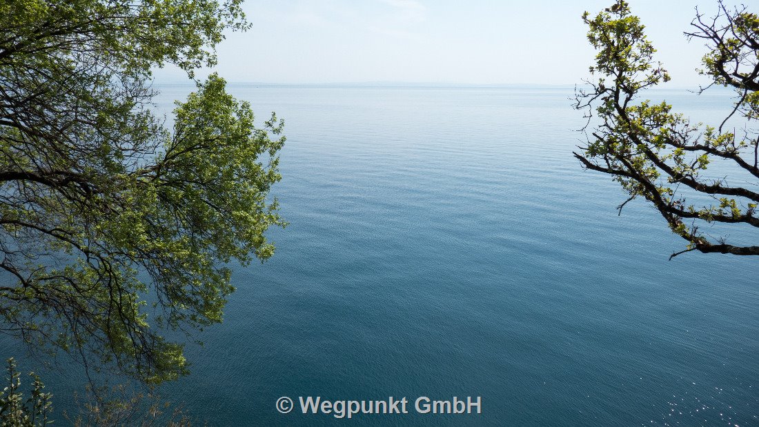 Der Fussweg folgt dem Wasser, zum Glück im Schatten